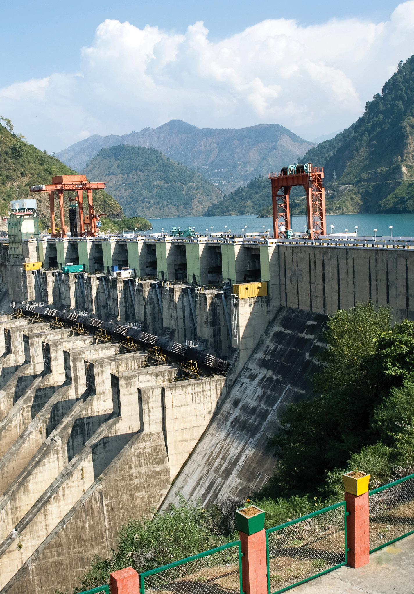 Surface Water Storage and Disasters - DAM failures and flooding in extreme event scenarios